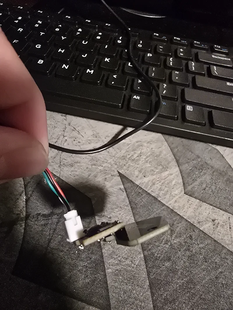 Small four-wire peripheral connector on its circuit board